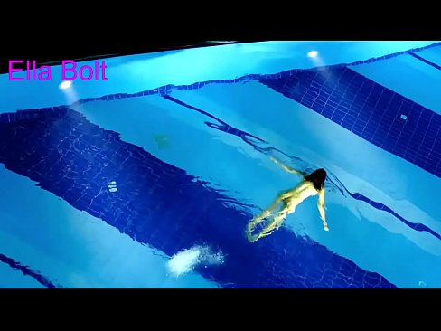 ❤️ Ik kin net ophâlde te sjen, jonge blonde fongen neaken swimmen yn ELLA BOLT resort pool ❤️ Superseks by wy
