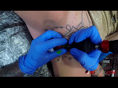 ❤️ Ekstreem tattooed hottie Sully Savage krige in tattoo op har klitoris ❤️ Superseks by wy